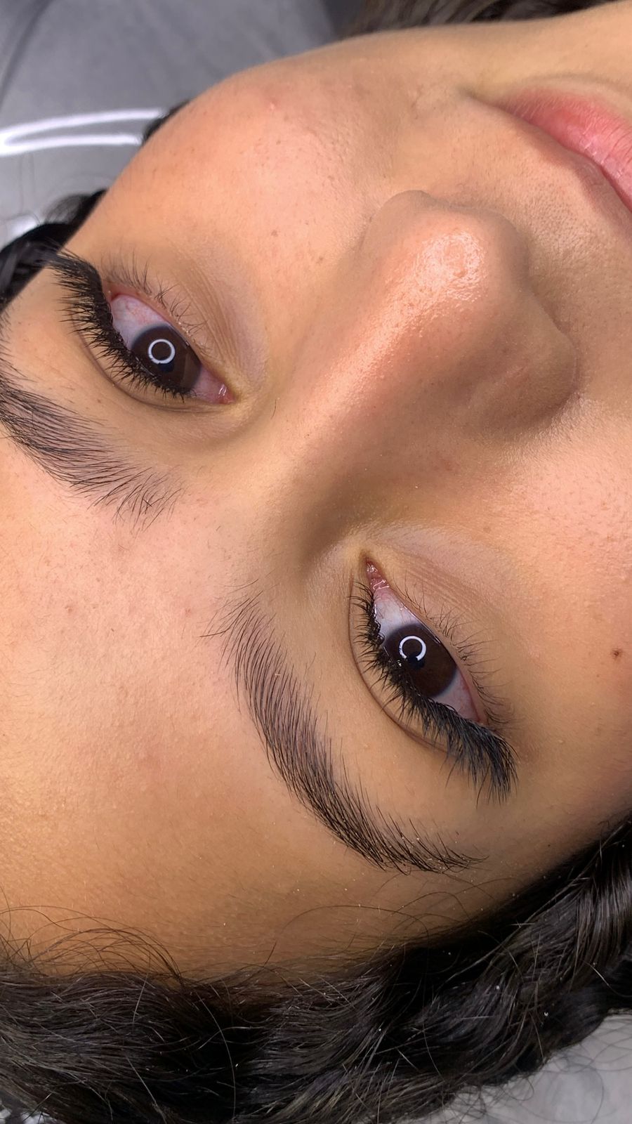 Close-up de olhos com extensão de cílios volumosa