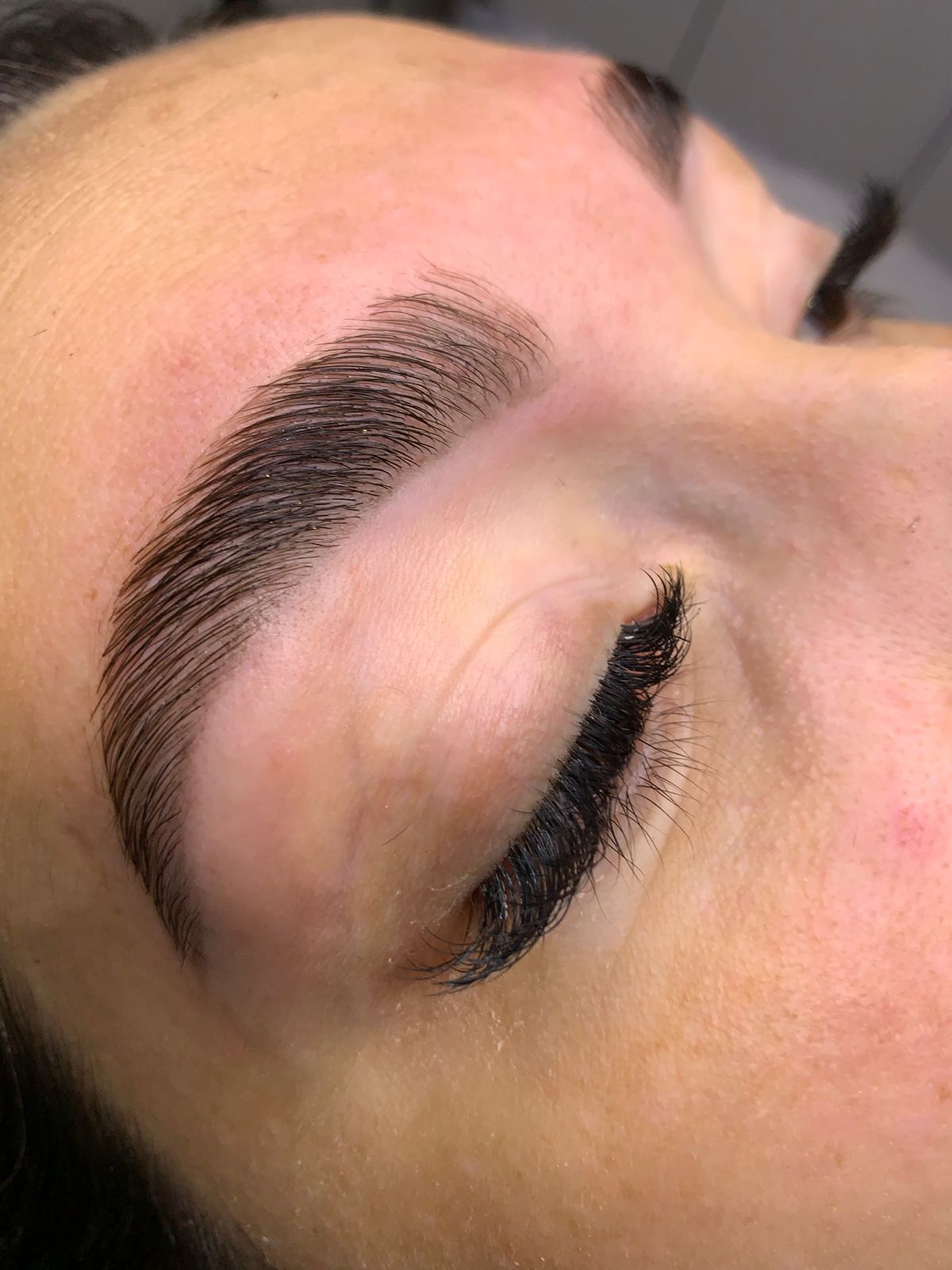 Close-up de olhos com cílios e sobrancelhas bem definidos