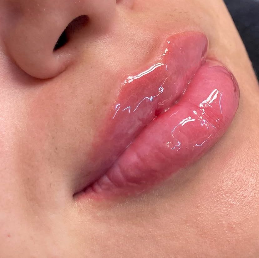 Close-up de sobrancelha perfeitamente definida e modelada