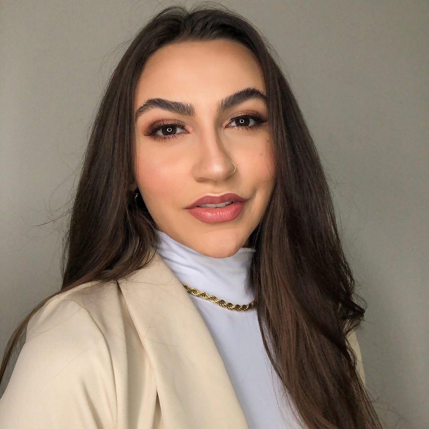 Profissional do Floressence Beauty realizando procedimento estético